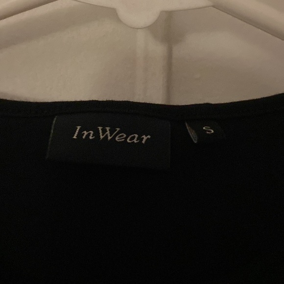 Black top with sequence design - Picture 2 of 2